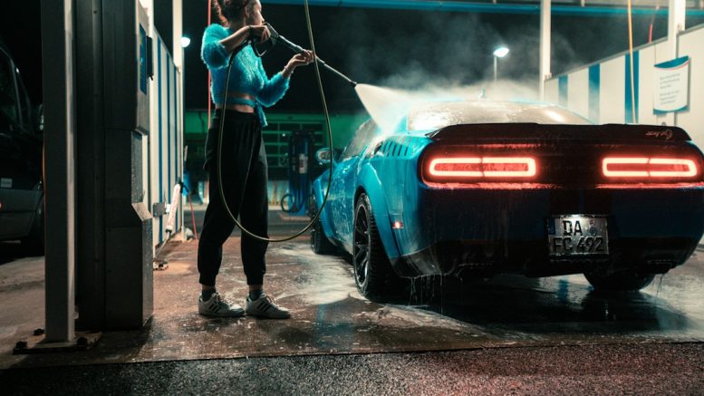 Portique à rouleaux ou haute pression : quel lavage pour sa voiture ?